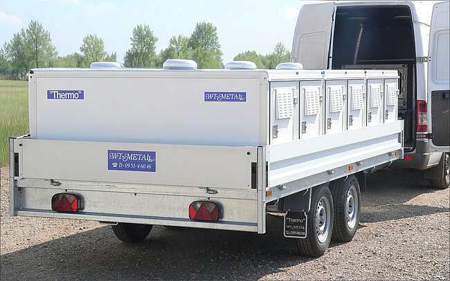 Aufsatzboxen auf Plattformanhänger