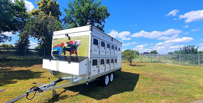 Aufsatzboxen auf Plattformanhänger